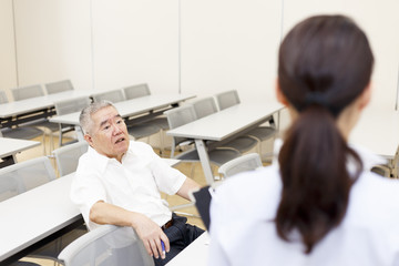 Obraz premium 会議をする女性と高齢の男性