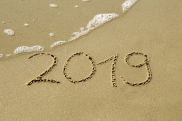 "2019" in den Sand geschrieben
