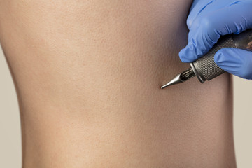 Hand preparing to make a new tattoo
