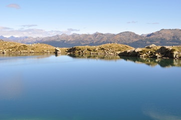 Blauer Bergsee mit Fernblick in die Berge