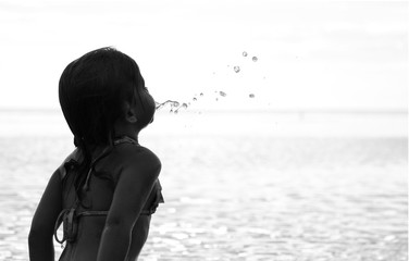 Enfant qui crache des bulles d'eau