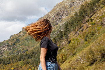 Naklejka premium dissolved girl hair against the backdrop of the mountains