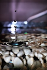 Gotas de agua cayendo en el aire
