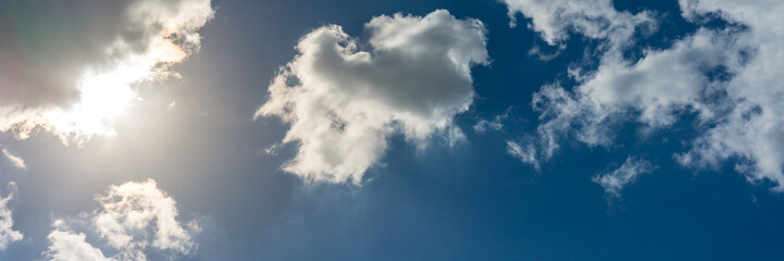 Sonnenschein bei blauem Himmel und Wolken, Panorama