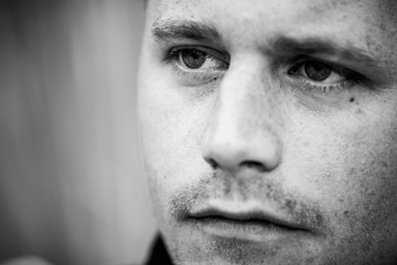 Portrait, Mann mit nachdenklichem Gesicht 