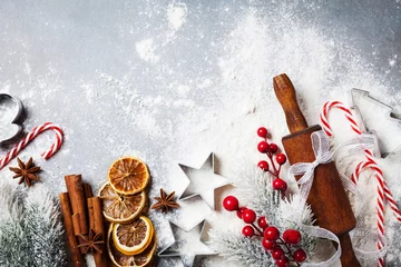 Abwaschbare Fototapete Bäckerei-Hintergrund zum Kochen von Weihnachtsbäckerei mit Nudelholz, verstreutem Mehl und Gewürzen, dekoriert mit Tannenbaum-Draufsicht. © juliasudnitskaya