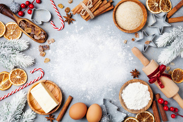 Ingrédients pour la cuisson de Noël décoré de sapin. Vue de dessus de la farine, de la cassonade, des œufs et des épices. Fond de boulangerie.
