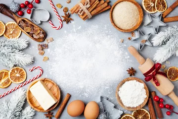 Türaufkleber Zutaten zum Kochen von Weihnachtsbäckerei mit Tannenbaum dekoriert. Mehl, brauner Zucker, Eier und Gewürze Draufsicht. Bäckerei Hintergrund. © juliasudnitskaya