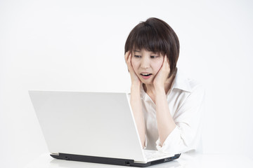 パソコンを見る女性