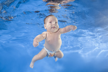 Boy 2,5 months dives underwater in the swimming pool