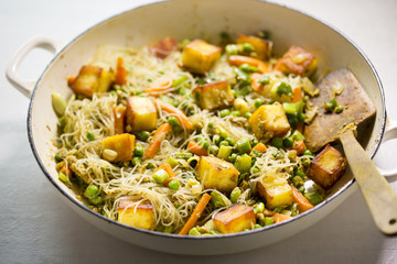 Rice noodles with paneer cheese, peas & carrots