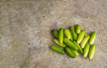 green zcuchini upon a concrete slab background, zucchine verdi su una lastra di cemento