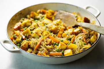 Rice noodles with paneer cheese, peas & carrots
