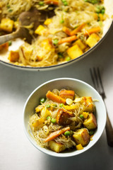 Rice noodles with paneer cheese, peas & carrots