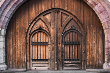 altes schweres Holztor Eingang