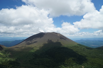 青空と流れる雲のかかる浅間山