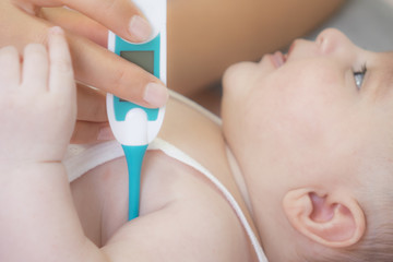 Naklejka premium Fever, measuring temperature to a baby