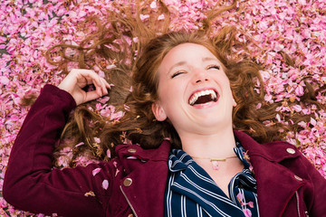 Jeune femme riant dans les fleurs