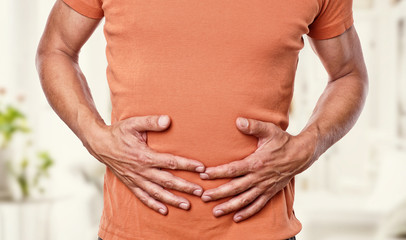 Mann hat Bauchschmerzen
