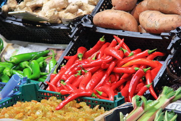 Chilis am Marktstand