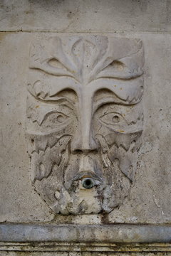 Fontaine ancienne sculptée en bas relief
