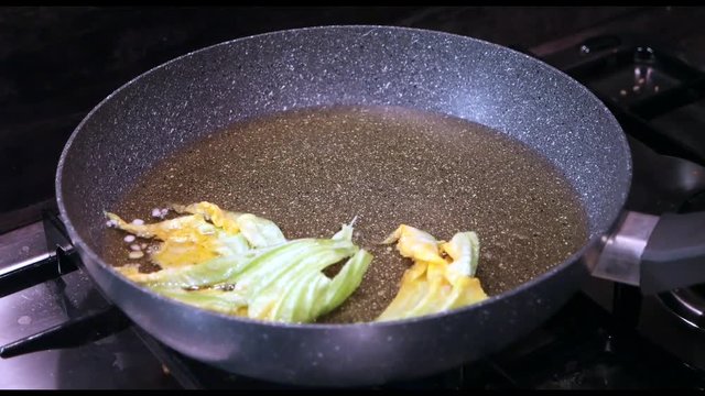 fiori di zucca fritti in padella