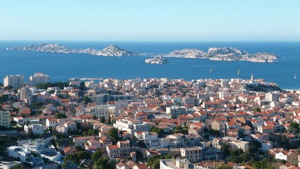 Fototapeta na wymiar Marseille, vue aérienne sur le quartier d'Endoume et les îles du Frioul (France)