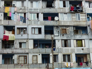 Facciata di una casa popolare degradata di Batumi in Georgia.