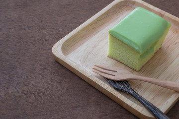 Green cakes put on wooden plates.