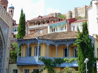 Naklejka premium Balcone azzurro di legno nella parte antica di Tbilissi in Georgia.