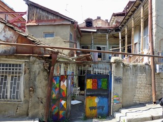 Casa popolare nel centro storico di Tbilissi in Georgia.