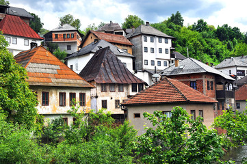 Fototapeta na wymiar Traditionelle bosnische Häuser in Travnik, Zentralbosnien