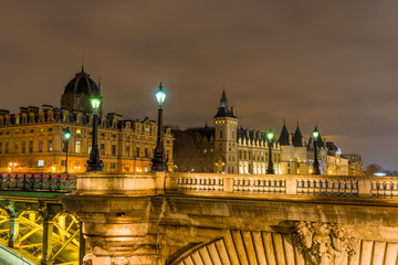 Fototapeta na wymiar Paris riverside at night