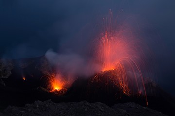 Stromboli in eruzione esplosione e fontana di lava all'alba