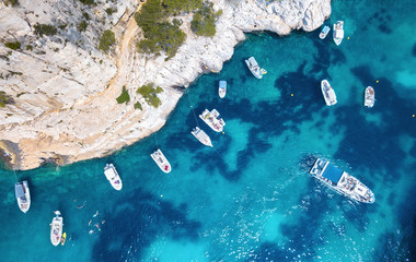 Jachten aan de zee in Frankrijk. Luchtfoto van luxe drijvende boot op transparant turquoise water op zonnige dag. Zomer zeegezicht vanuit de lucht. Zeegezicht met motorboot in baai. Reisconcept en idee