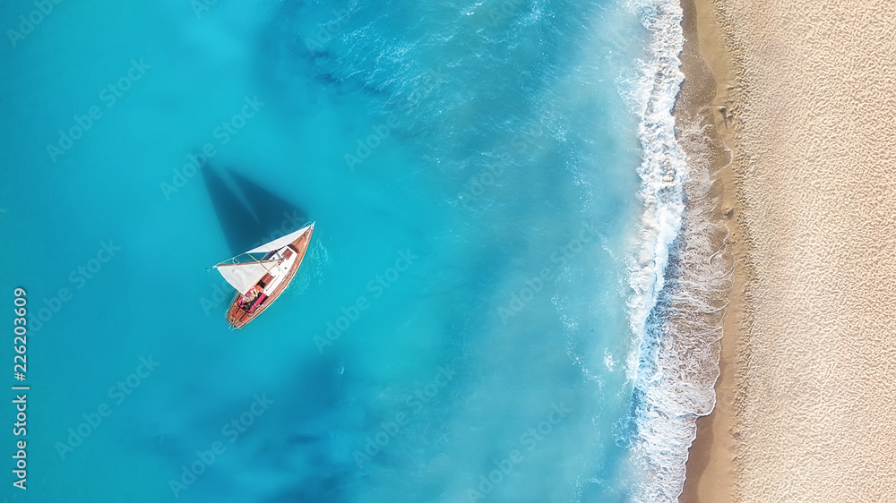 Poster yacht on the water surface from top view. turquoise water background from top view. summer seascape 