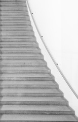 Steile Treppe in schwarz/weiß
