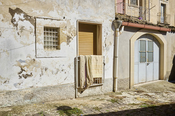 Fototapeta na wymiar vecchia abitazione in contesto architettonico di paese