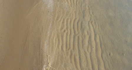 sabbia bagnata sulla riva del mare