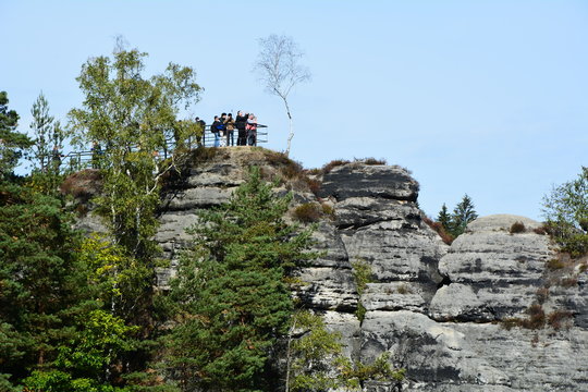 Touristen auf dem Ferdinandstein, dem Aussichtspunkt in der S&auml;chsischen Schweiz