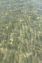 increspature d'acqua limpida e trasparente nel Mare Adriatico