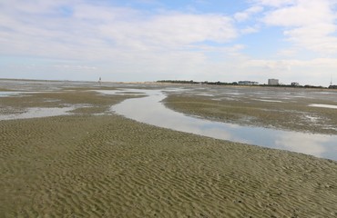 Priel im Wattenmeer der Nordsee vor Cuxhaven bei auflaufendem Wasser
