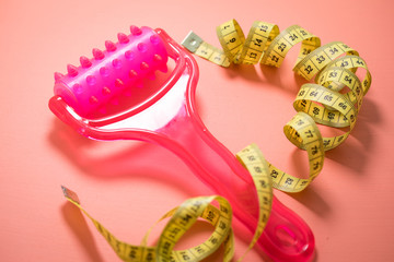Cellulite Roller zur Bindegewebe Massage in Pink mit Maßband 