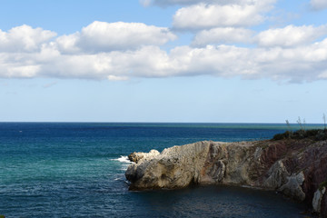 La costa con il mare verde smeraldo