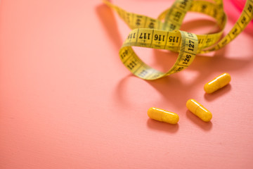 Diät Vitamin Pillen und Maßband