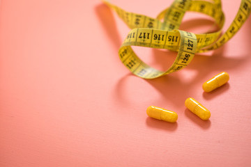 Diät Vitamin Pillen und Maßband