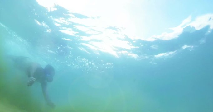 Buceo y nataci&oacute;n en el oc&eacute;ano al atardecer. Deporte submarino .Joven divirti&eacute;ndose buceando en el mar. Aventuras y entretenimiento en la playa con actividades en vacaciones 