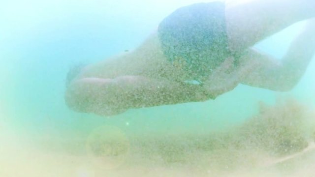 Buceo y nataci&oacute;n en el oc&eacute;ano al atardecer. Deporte submarino .Joven divirti&eacute;ndose buceando en el mar. Aventuras y entretenimiento en la playa con actividades en vacaciones 