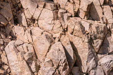 Brüchige Felswand auf Sardinien - Arbatax