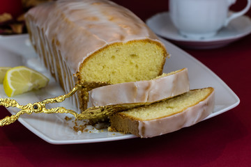Zitronenkuchen mit Zuckerguß zum Kaffee
